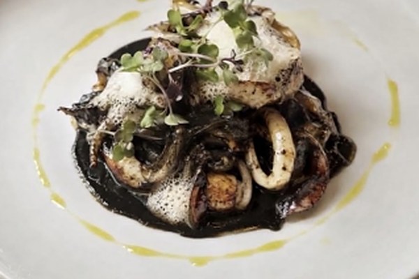 Calamar encebollado con aires de vino blanco al estilo tabarquino