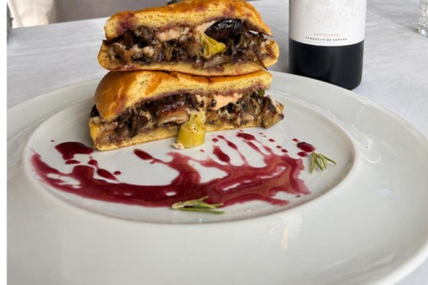 Brioche con conejo macerado en vino tinto