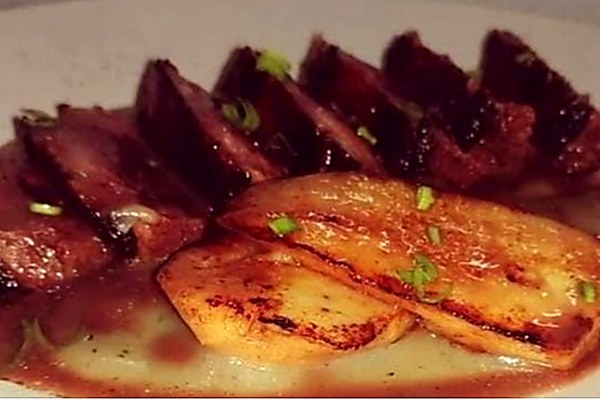 Magret de pato al Bobal con peras y parmentier trufada